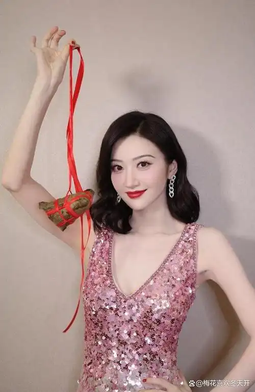 女星景甜分享粉色珠片低胸长裙写真,经历风波,依然甜美