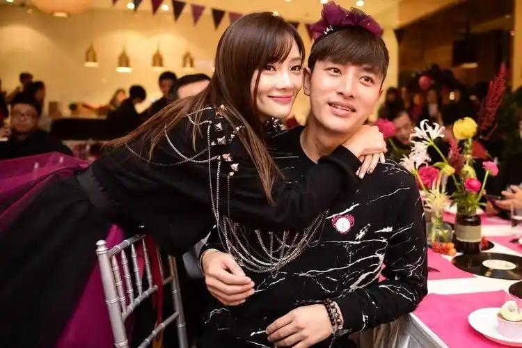 回顾贾乃亮:扛住李小璐嫌弃,难忍三心二意,离婚开启自我新生活