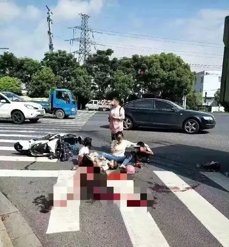 一女子载三孩子骑电瓶车,与重型车发生刮擦,现场惨不忍睹!