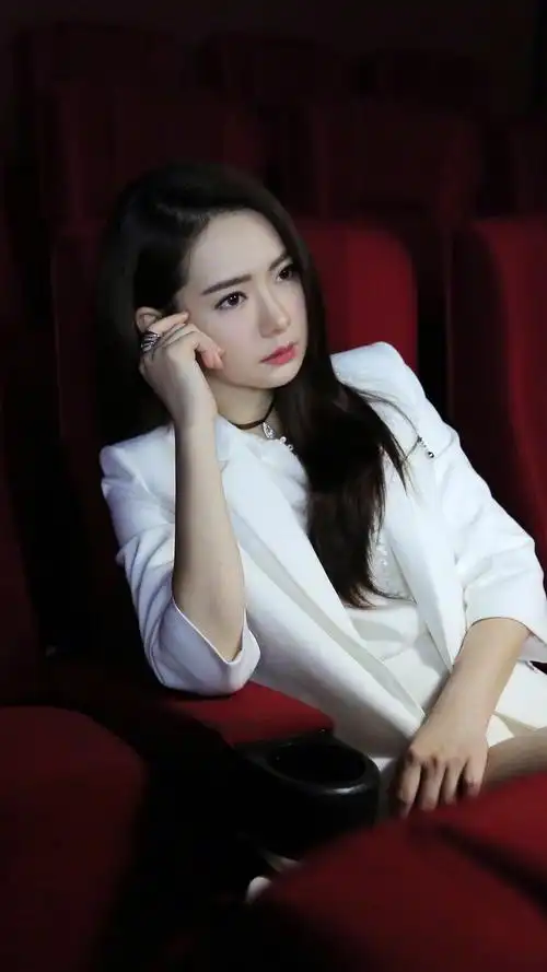 戚薇完美气质与完美身材的的美女歌手演员