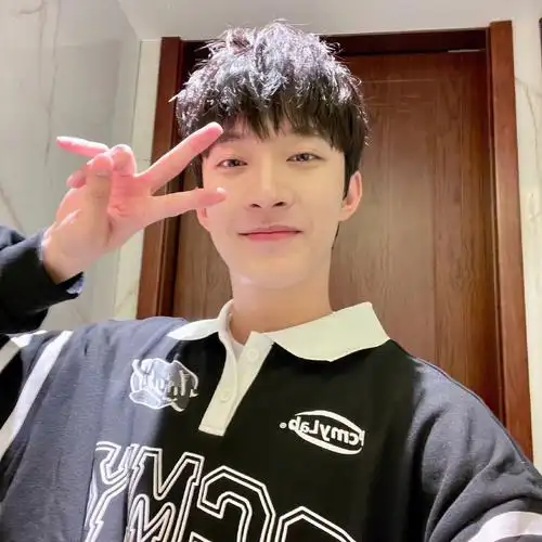 欣赏一下仙子帅气的自拍