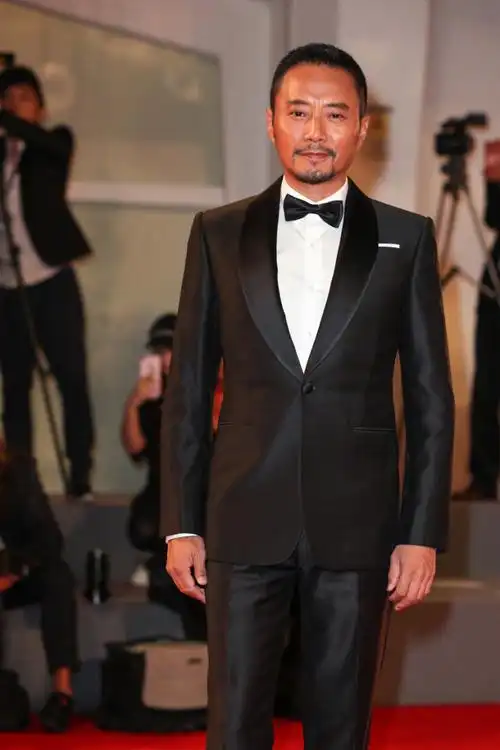 威尼斯电影节《追捕》首映红毯上的张涵予