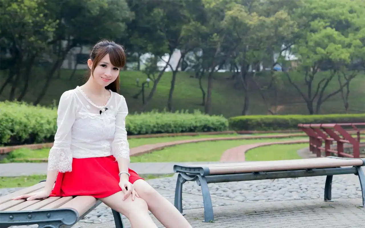夏日湖畔清新可爱女生高清写真桌面壁纸