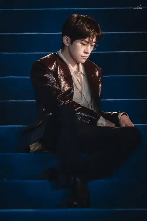 易烊千玺皮衣金丝眼镜##易烊千玺戴金丝眼镜好帅##vogue时尚之力盛会