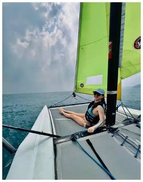 朱珠晒泳装照,赘肉,副乳成焦点,网友纷纷热议,真实度惊人_身材_明星