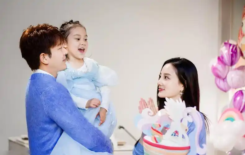 贾乃亮带女儿吃饭被偶遇,父女俩面对而坐,甜馨全程表情严肃认真