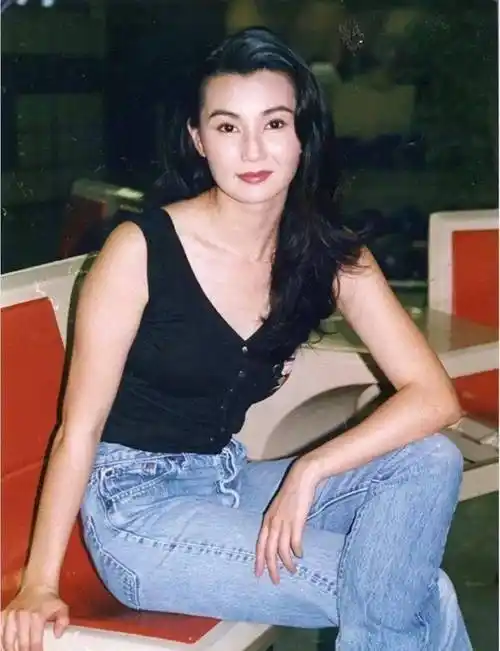 原创18岁的港姐张曼玉美翻天,至今未被超越_表演_获奖_影响