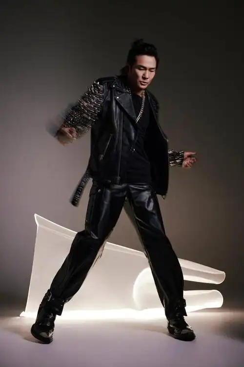 杜德伟朋克风格写真冲击力十足率性肆意魅力难挡