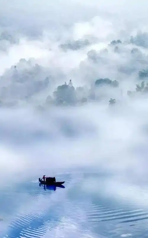 青烟渺渺碧水悠悠画面天成意境深远