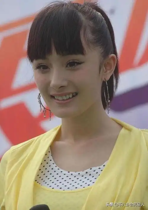 杨颖年轻时的容貌变化这6位明星出道前后对比惊人