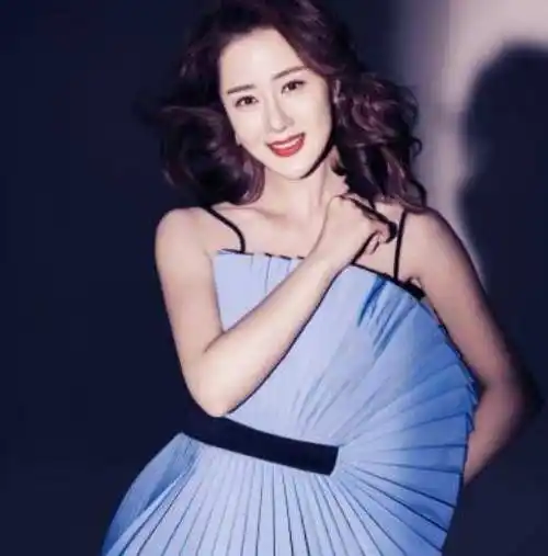 2014年李依晓参加印小天生日会当场被宠物狗咬到毁容