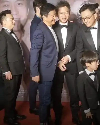 有一种打招呼方式叫吴京邓超风格互换成焦点难道是被传染了