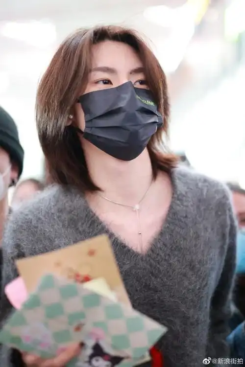 小鬼王琳凯超话#街拍时刻#2023/04/08@小鬼-王琳凯最新机场街拍