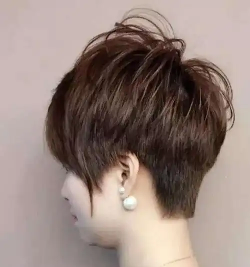 好看短发发型简单又漂亮(2021短发烫发流行发型)图12