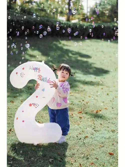 宝贝2岁的生日照片