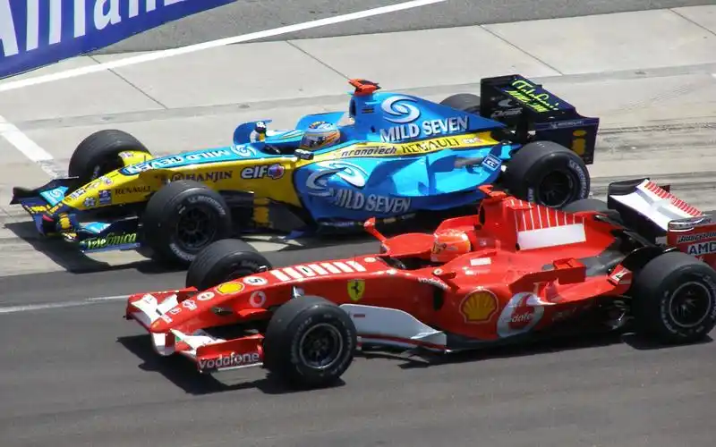 f1黄金年代红蓝交锋v8v10自吸年代最激动人心的超车缠斗时刻