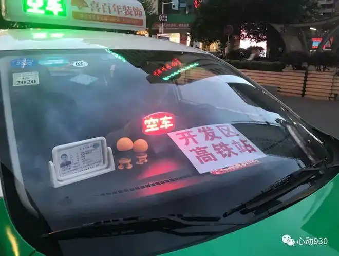 "刚到现场,联合执法人员就在大十字中博门口等公交车的人都在站台附近