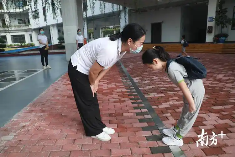 小朋友与老师互相鞠躬问候.