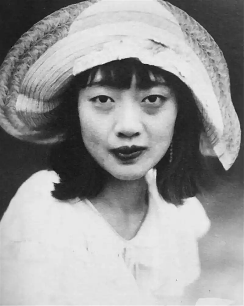 末代皇后婉容的照片尽显优雅,图五透露了她的性格,很有超模气质