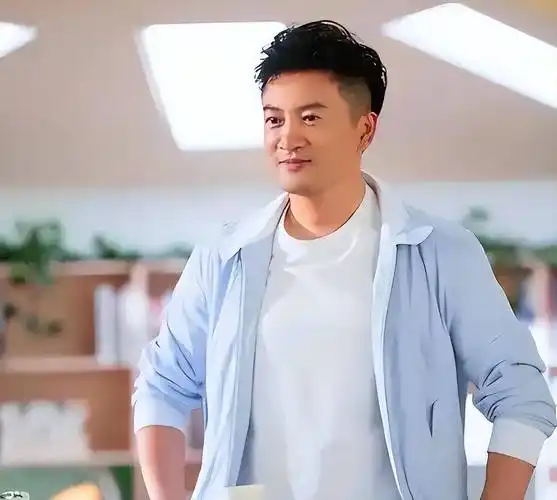 活动现场,苏有朋的着装虽然引起了一些争议,但依然展现出了帅气的魅力