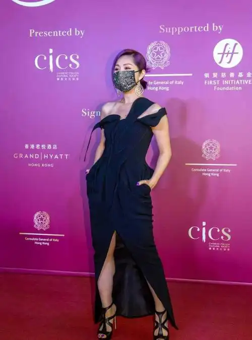 真被杨千嬅气质惊艳到了穿蓝色抹胸连衣裙高贵优雅美出新高度