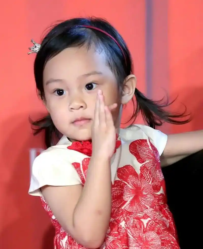 情商高的小甜馨终于长大了, 妈妈的教育真的很重要,甜馨越来越 - 抖音