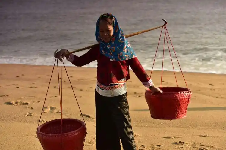 挑担时也这样精神,中国美丽女人,天仙下凡一样.