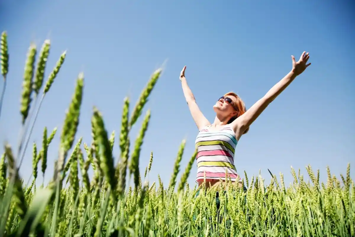 有光的人具备乐观,自信,勇敢,宽容和持之以恒的特点,通过保持积极心态