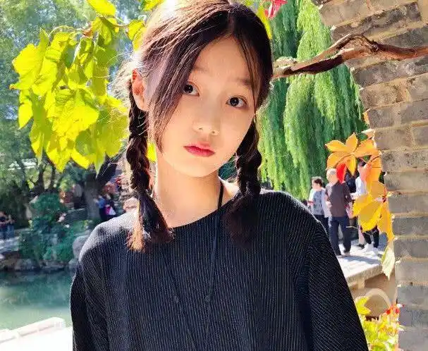 赵薇女儿黄新"近照"曝光,当镜头拉近后,全校女生模仿不来!