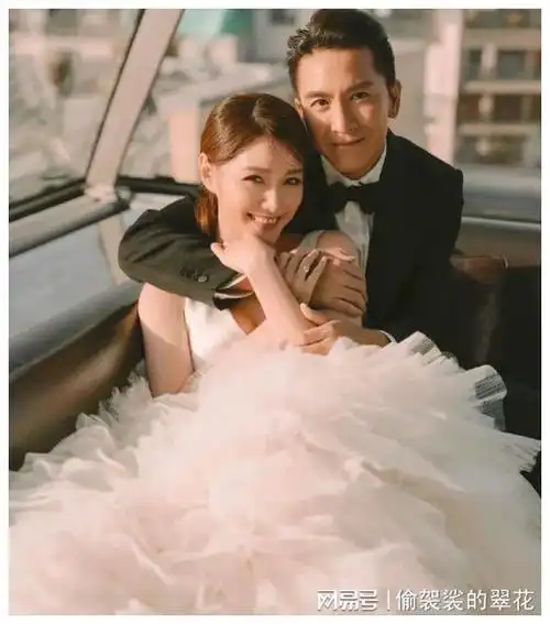 郑秀文罕见晒老公许志安娘家人聚餐许志安上演好女婿热议