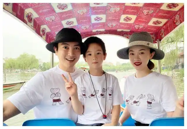 杜江晒一家四口生日合影?嗯哼角落独自落寞,妹妹罕见出镜?