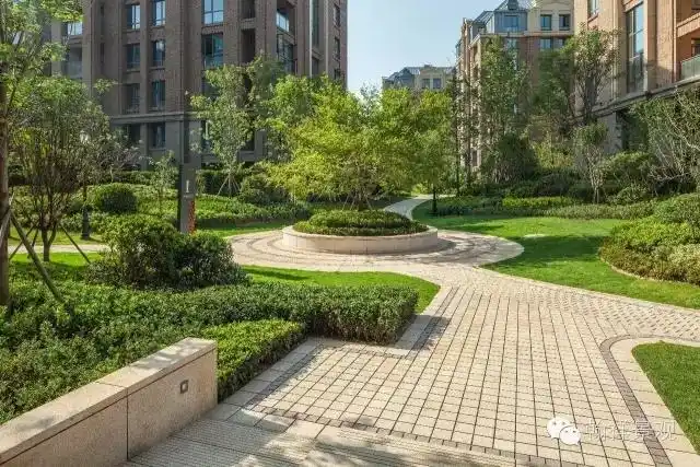 入户与园路搭配建筑材质色泽,入户部分以黄锈石为主要材料,精致的铺装