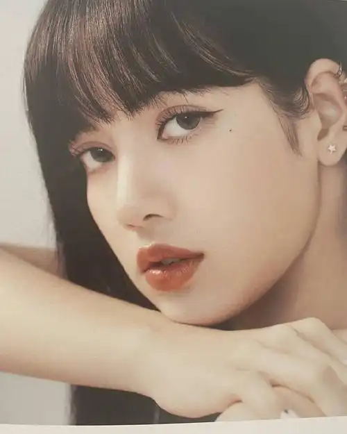 lisa黑色吊带性感写真图片18