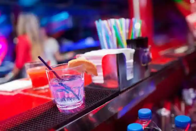 调酒师在吧台倒酒