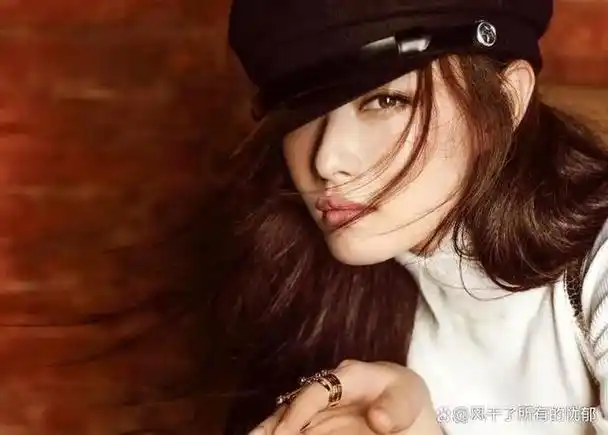 倪妮气质出众,御姐范十足,妆容简单也能凸显气质