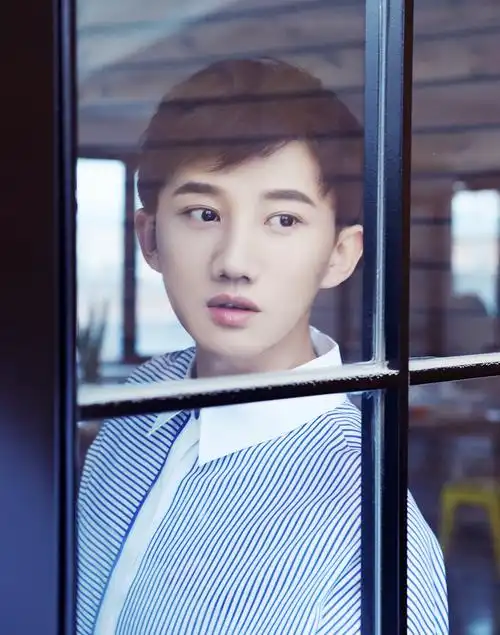 梁振伦赶拍新戏无暇庆生粉丝组团片场送祝福