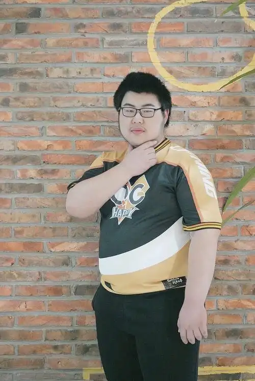 qghappy自从19冬冠夺冠后,成绩就一落千丈,主要是因为游戏版本的变化