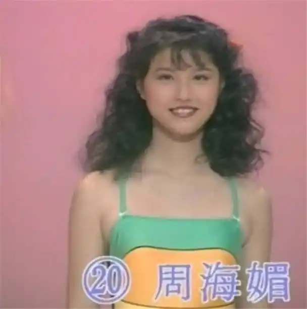 56岁的周海媚独居内地:一猫一狗很自在,这才是女人该有的样子