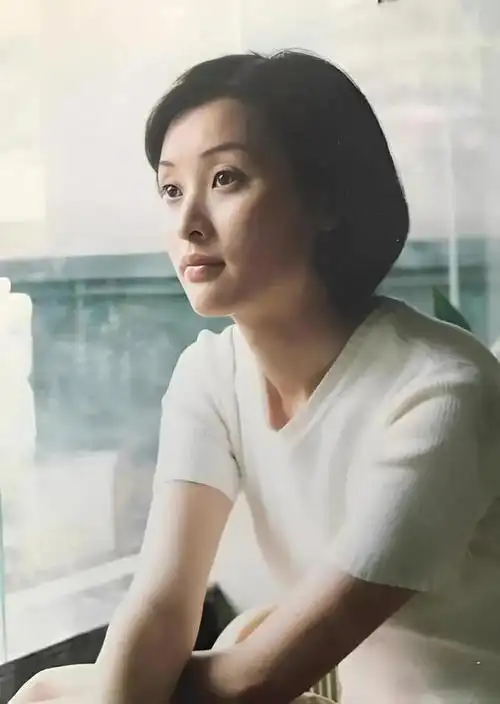 回顾这一次过度医美在46岁的陈数身上体现得淋漓尽致