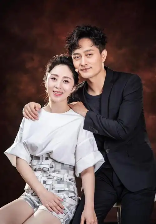 回顾歌手云飞:放弃家庭去支教,成名后与妻子离婚,今娶古典女神