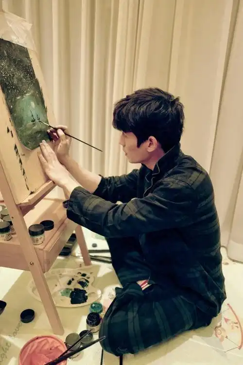 不关心居老师经纪人李婵怎么了,只想看朱一龙的作品,期待下一部剧