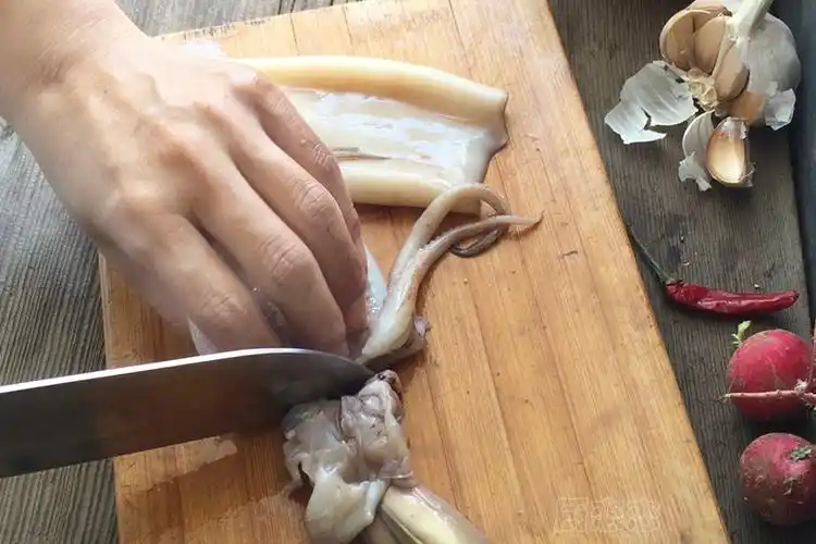 先来去内脏,轻轻的拉住头部把内脏从鱿鱼内剥离出来具体操作:调料