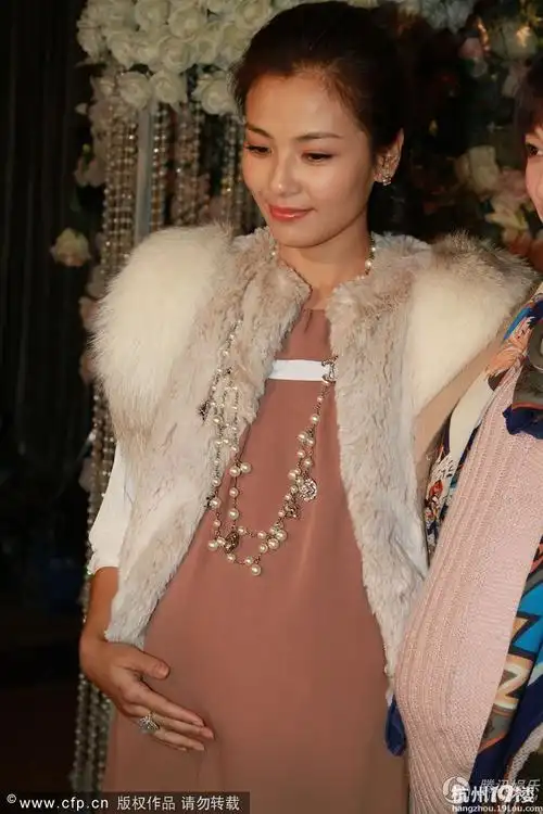 李小冉刘涛马苏挺巨肚扮孕妇 称更想生长颈鹿