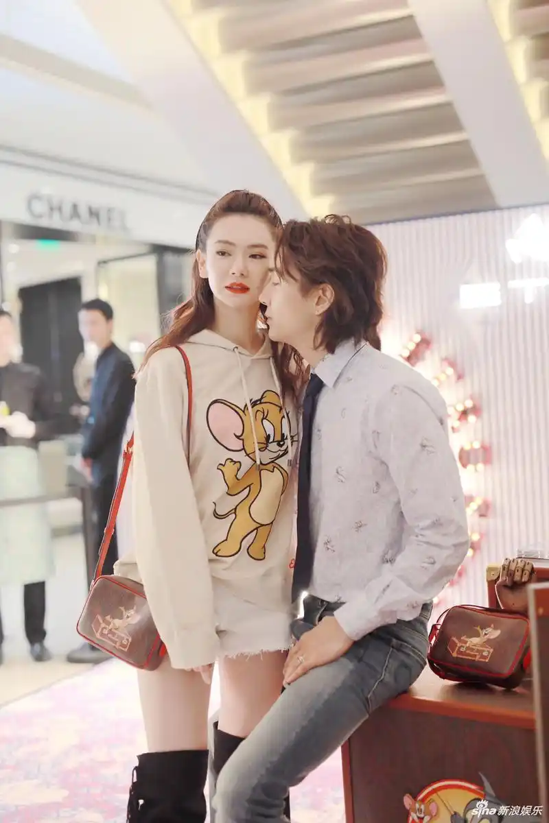 组图:戚薇穿卡通卫衣青春减龄 与老公李承铉贴脸合影笑容甜蜜