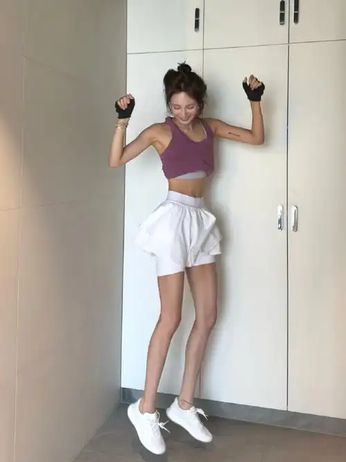 王紫璇晒十八宫格运动图##王紫璇露腹肌