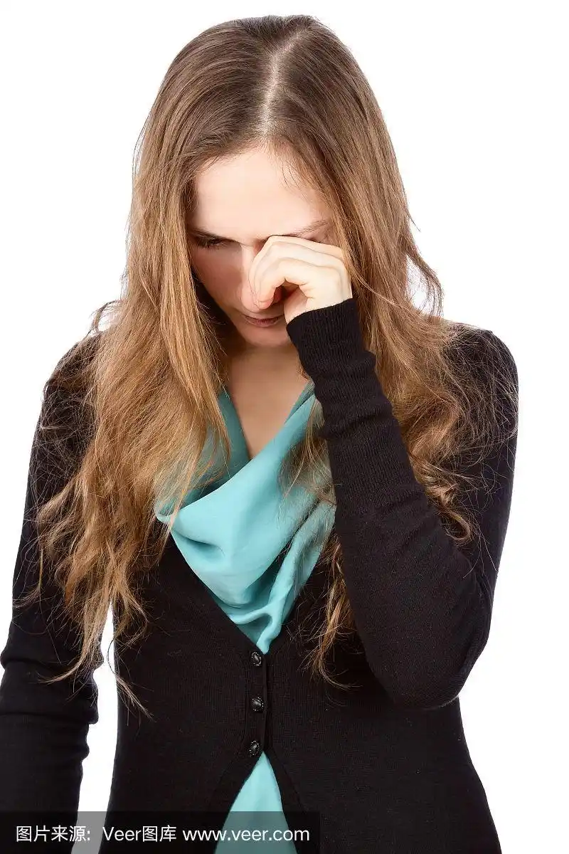 伤心哭泣的年轻女子擦着眼泪