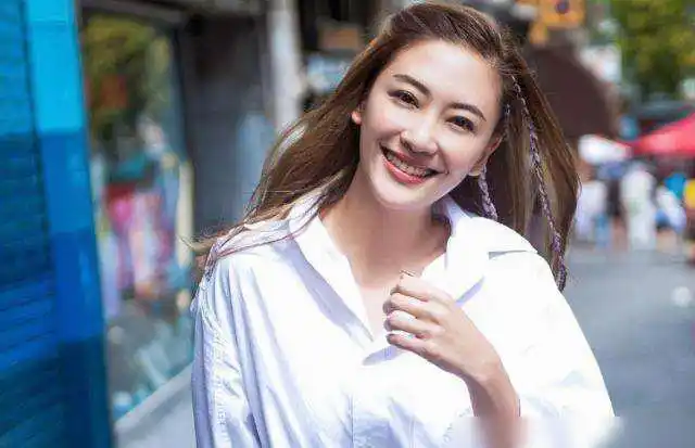 应采儿二胎照流出,小小春主动照顾弟弟,家庭幸福好暖心|陈小春|向佐