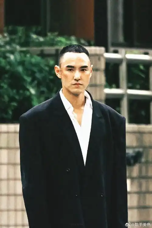 阮经天28岁就是影帝了#  阮经天 垫肩西装加寸头 原地封神!