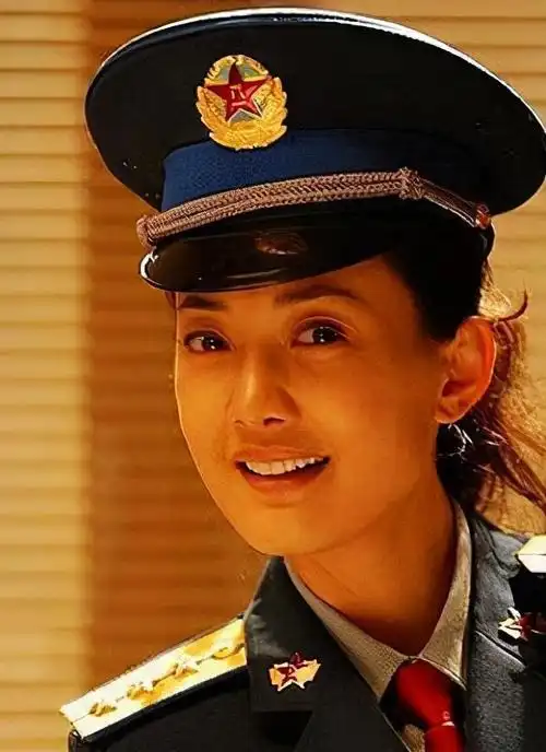 当过兵的女明星牛莉进入军艺樱桃造型惹眼