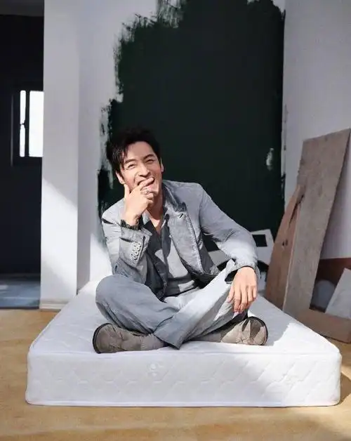 38岁胡歌新片将演李娜老公有3部作品待映6登gq封面帅气依旧